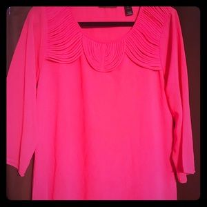 Medium elegant top with quarter length sleeves.